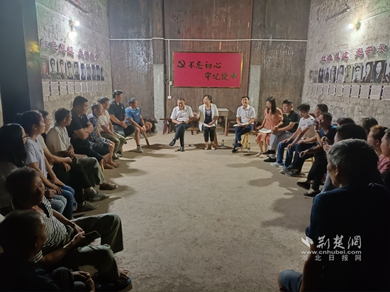 崇陽(yáng)縣金塘鎮(zhèn)黨員干部在金塘村盧家大屋村灣開(kāi)展灣子夜話,和群眾共商環(huán)境治理等事宜。.jpg